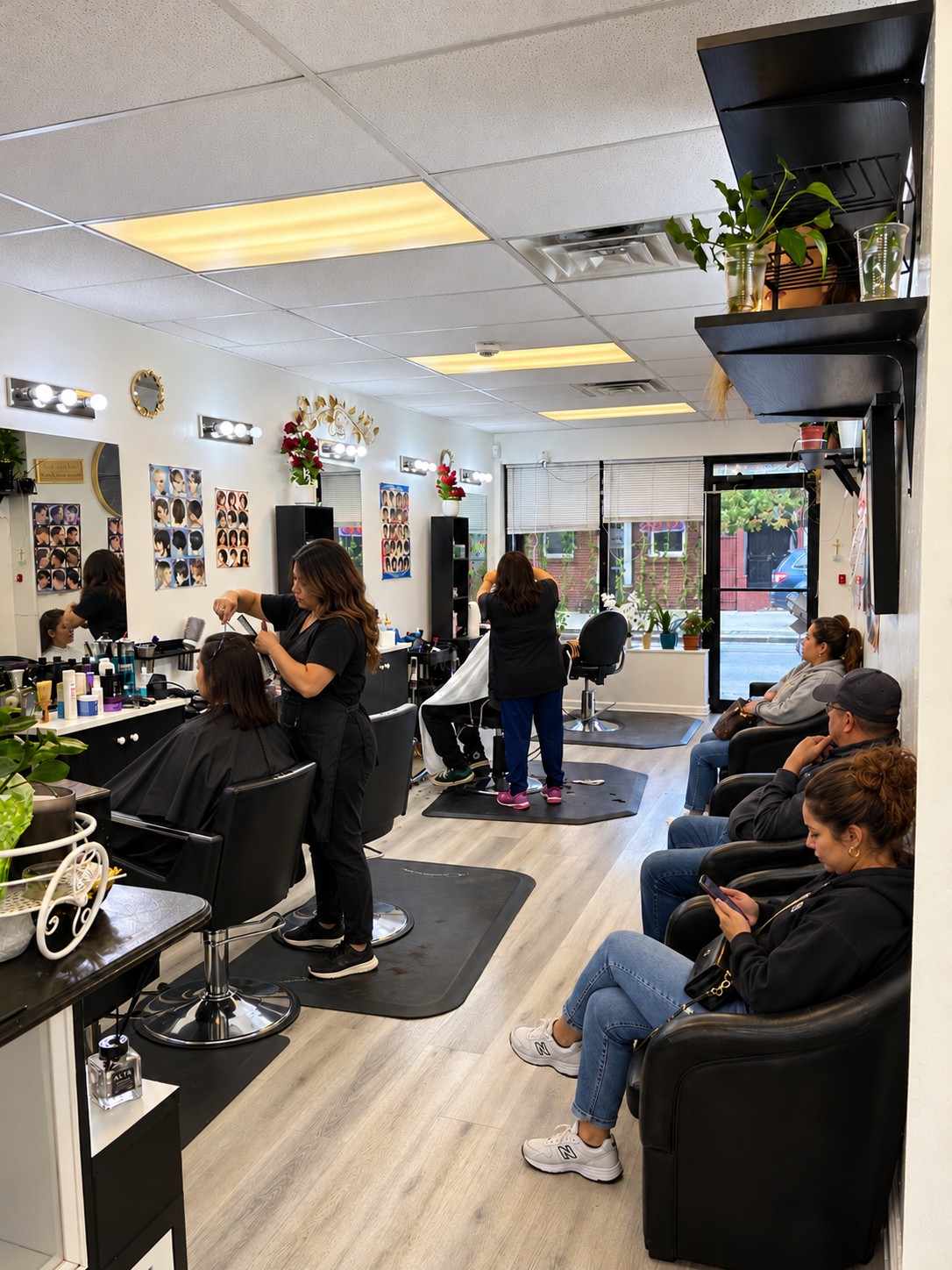 Interior de Estilo Glamour con clientes y estilistas